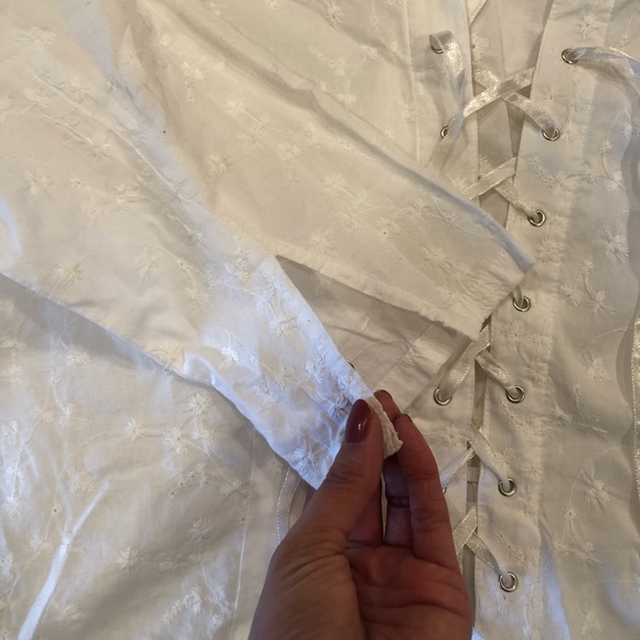 *SOLD* 
Vintage embroidered flower blouse - Picture 3 of 5